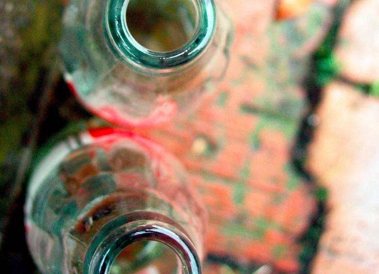 Las botellas de gaseosas son usadas recurrentemente en el Urabá antioqueño para reenvasar pesticidas y otros productos químicos, situación que provocó la muerte del menor en Turbo. FOTO: ARCHIVO