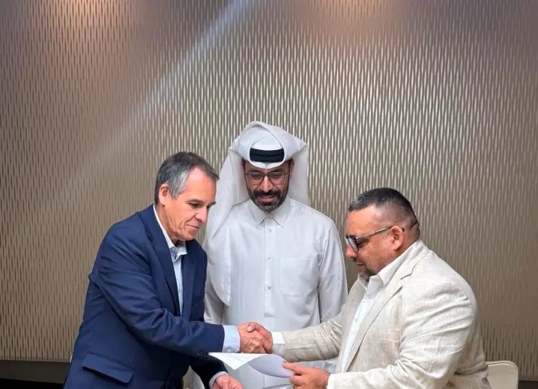 De izquierda a derecha: Álvaro Jiménez, jefe delegación Gobierno, representante de Catar y Luis Armando Pérez Castañeda. FOTO CORTESÍA 