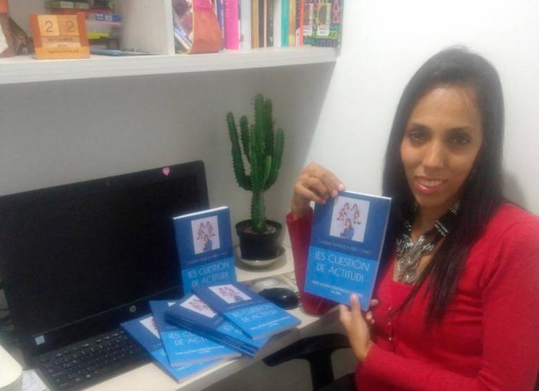 La autora del libro, Claudia Marcela Pérez, tiene EM desde 2017. FOTOS Cortesía
