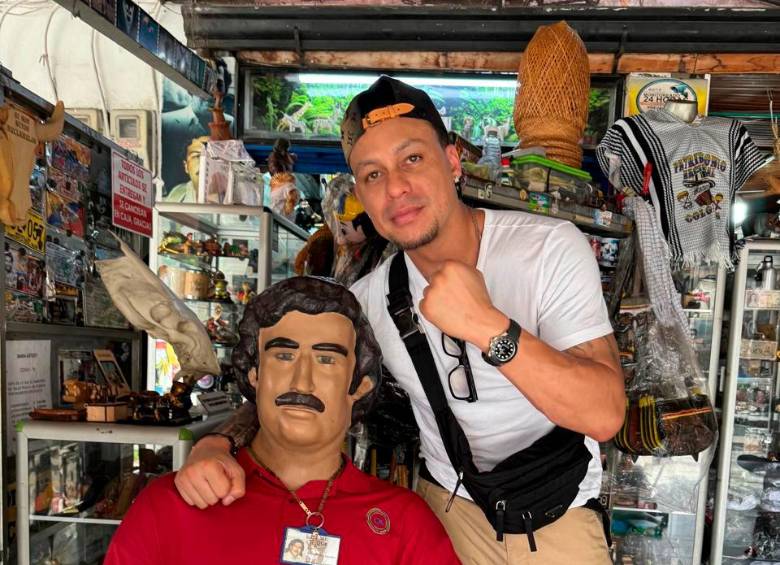 Francis Michael de Haseth, posando con un muñeco de Pablo Escobar en un establecimiento comercial de Antioquia. FOTO: Cortesía