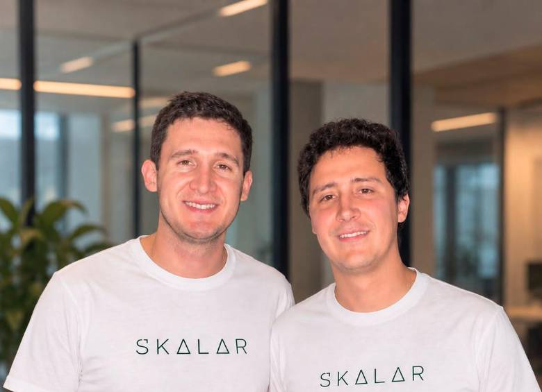 Sebastián Cárdenas y Daniel Castrillón, amigos desde el colegio, convirtieron su relación en una sociedad para emprender en el sector fintech. FOTO CORTESÍA