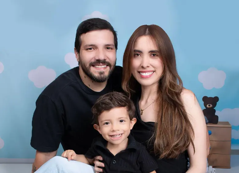 Galahad y Lizeth con su hijo.