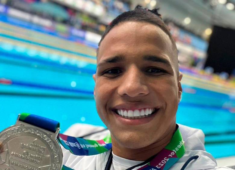 Carlos Daniel Serrano, con su presea de plata. FOTO cortesía