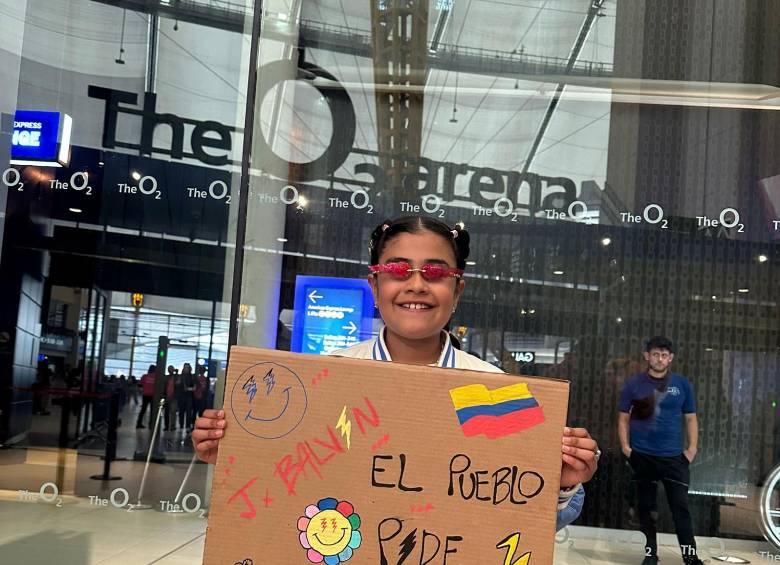 Silvana, de 9 años, le hizo un letrero al paisa pidiéndole que felicitara a su papá en su cumpleaños, que además decoró con todos los iconos del artista y la frase “El pueblo pide reguetón”. FOTO: Cortesía