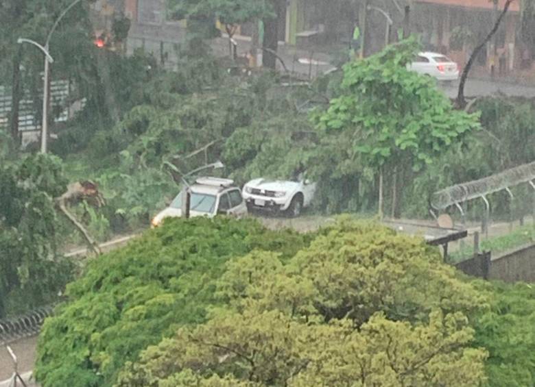 Otros vehículos afectado en el sector de La Alpujarra al frente del Idea: FOTO: Cortesía Denuncias Antioquia