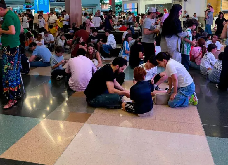 Aspecto del intercambio de láminas en el Centro Comercial El Tesoro el fin de semana. FOTO EL COLOMBIANO