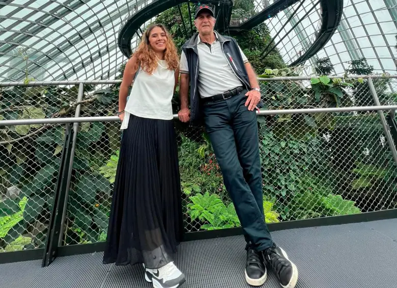 Valeria es arquitecta y se ha vuelto la embajadora de Medellín en Singapur. Acá, con el gerente de EPM, Jhon Maya. FOTO: CORTESÍA
