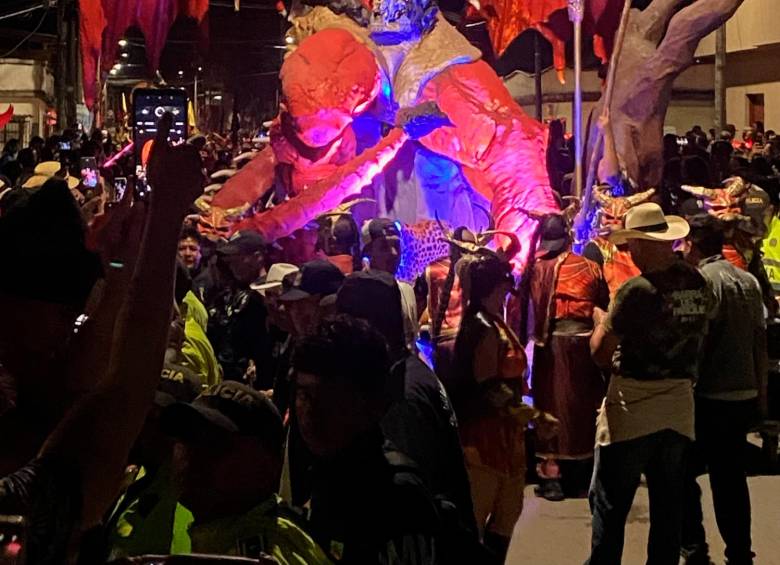 $!El Diablo del Carnaval sale el sábado, en un desfile por las calles de Riosucio. El de este año midió seis metros ochenta. Foto: Mónica Quintero R.
