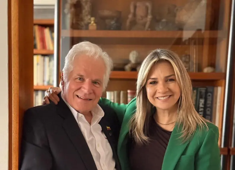 Vicky Dávila compartiendo con Miguel Uribe Londoño. FOTO: Cortesía Miguel Uribe Londoño