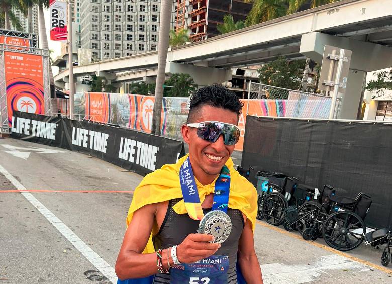 Mauricio González con la medalla que lo acredita como en ganador en Miami. FOTO @kaufsports