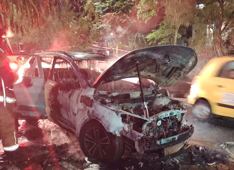 ¡Tremendo susto! Un carro se incendió en plena marcha en el barrio Buenos Aires