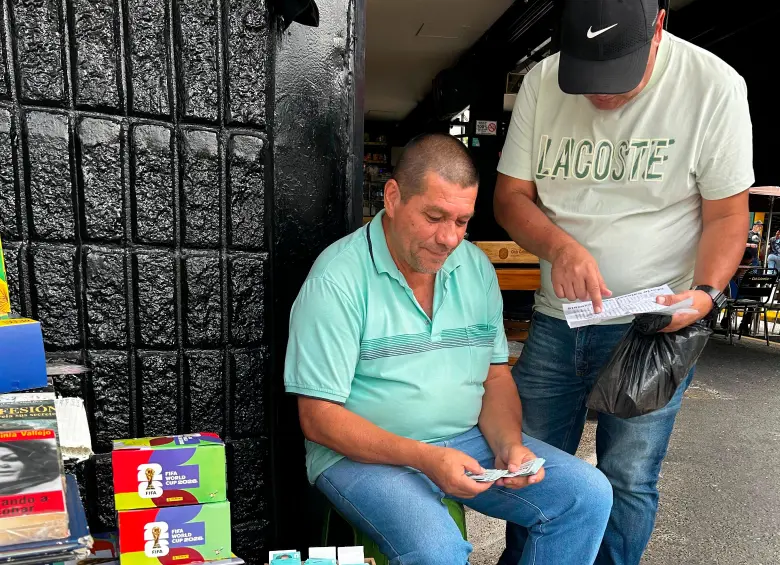 Pastrana vende monitas en el Pasaje de La Bastilla desde 1998. FOTO JULIO HERRERA.