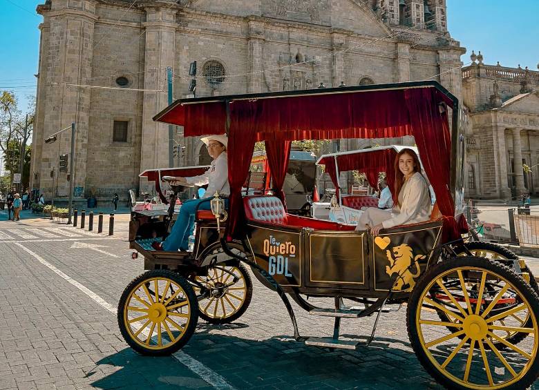 Los paseos en calandria son una tradición en Guadalajara. Estos pintorescos carruajes de alquiler, nombrados así por su parecido con el ave, ofrecen recorridos de aproximadamente 45 minutos por el Centro Histórico. Foto: Oficina de Visitantes y Convenciones de Guadalajara