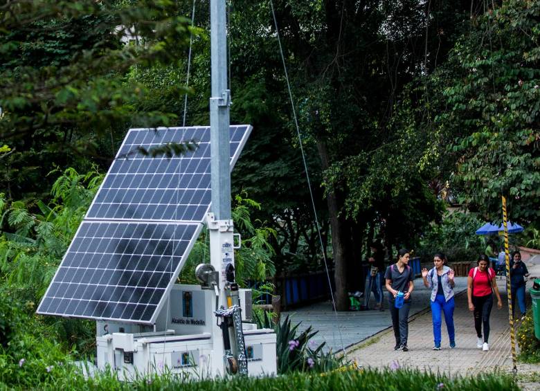 El Sistema Inteligente de Monitoreo Integral Móvil (Simim) se encontraba esta semana en el parque de La Presidenta, en El Poblado, como parte de su etapa de pruebas. FOTO julio césar herrera