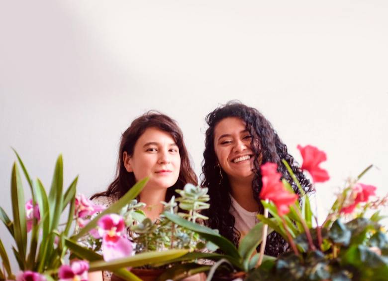 Laura Ospina y Estefanía Giraldo son comunicadoras, y comparten el gusto por la ilustración, la artesanía y la naturaleza. Por esos intereses se encontraron para este proyecto. FOTO Cortesía
