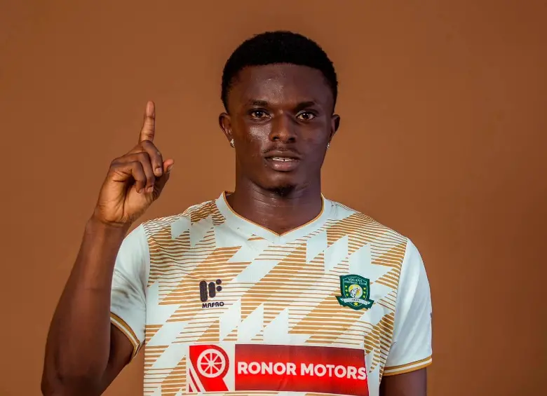 Dominic Frimpong tenía 20 años. Estuvo en las categorías juveniles de la selección ghanesa. En la imagen se ve posando con la camiseta de exequipo, el Asante Kotoko. FOTO: X ASANTE KOTOKO