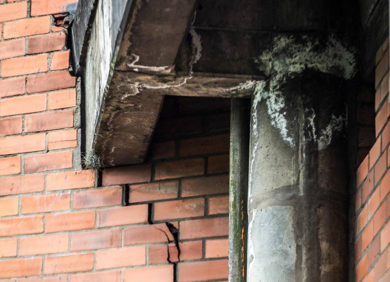 Grandes grietas como esta se hallan en la estructura principal del aula. FOTO: Julio Herrera