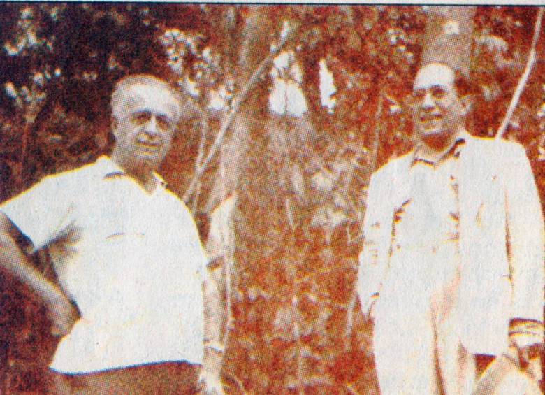Gonzalo Mejía (izquierda) y Fernando Gómez Martínez, grandes pioneros e impulsores de la vía, dan un vistazo a las obras días antes de la inauguración oficial de la carretera, el 28 de enero de 1955. FOTO ARCHIVO EL COLOMBIANO