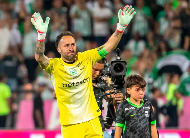 David Ospina deja el arco verde a Chipi Chipi Castillo. FOTO JUAN ANTONIO SÁNCHEZ
