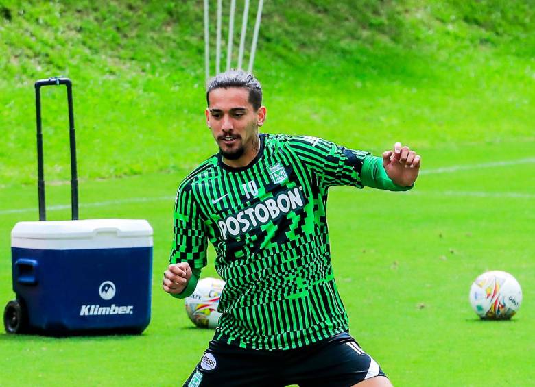 Francisco da Costa, quien reforzará la delantera del verde esta temporada, y Andrés Ibargüen, nuevo jugador del rojo, esperan dejar su sello de calidad con los equipos antioqueños. FOTOs CORTESÍA Y JAIME PÉREZ