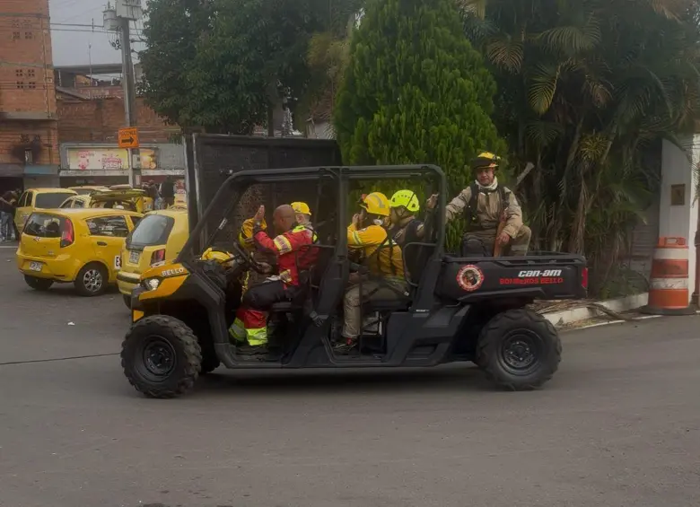 Bomberos atienden el incendio en Bello.