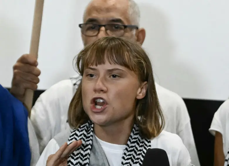 Greta Thunberg fue recibida por una multitud en el aeropuerto internacional de Atenas tras ser deportada de Israel junto a otros activistas de la flotilla humanitaria con destino a Gaza. FOTO: AFP