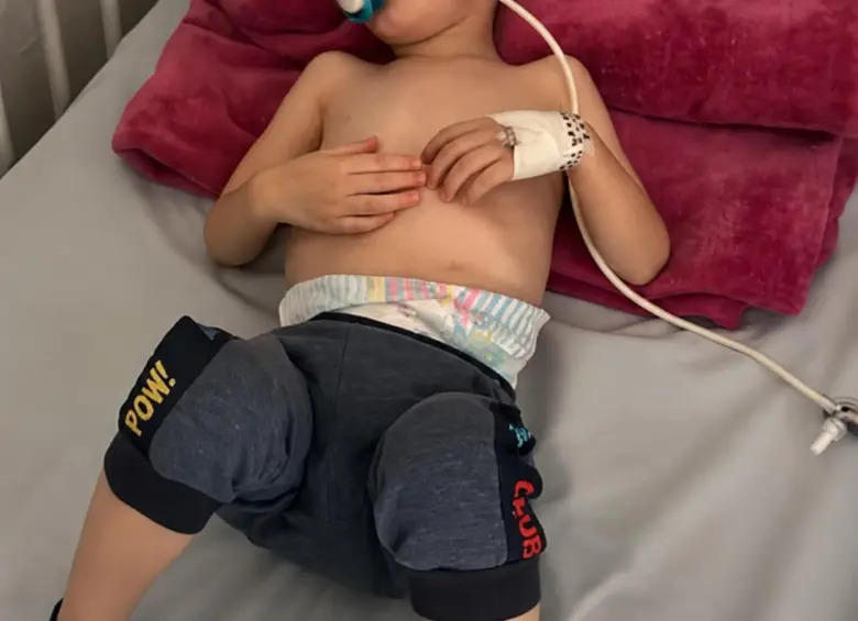 Austin Villa Rojas, un niño de dos años, lleva más de un mes hospitalizado y una semana esperando remisión. Foto: cortesía Sara Quiceno