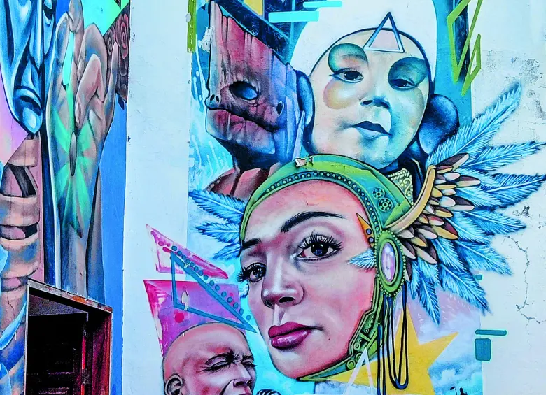 Fachada de la Casa de la Cultura de San Carlos. Resalta los líderes cívicos y sociales que mantuvieron a flote la memoria y resiliencia de la comunidad, aún en los momentos más críticos del conflicto armado. FOTO Juan Diego Ortiz Jiménez. 