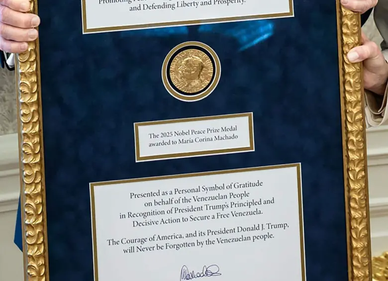 Primer vistazo de la placa del Premio Nobel de Paz entregada por parte de la líder opositora venezolana, María Corina Machado al presidente Donald Trump. redes sociales.