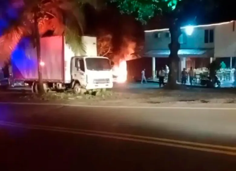 Los vehículos al parecer estaban parqueados en un parador de la vía principal. FOTO: Cortesía