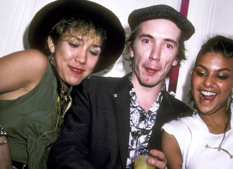 Johnny Rotten, vocalista de Sex Pistols, junto a Patty Lederer y Audrey Roman en Danceteria, en Nueva York, el 9 de agosto de 1982. FOTO: GETTY IMAGES. 