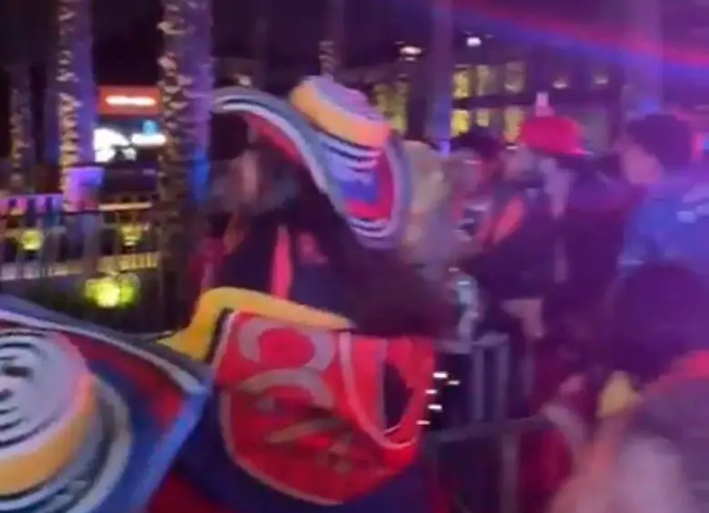 Los hinchas colombianos en Ciudad de México recibieron a la selección cafetera. FOTO: Captura de video