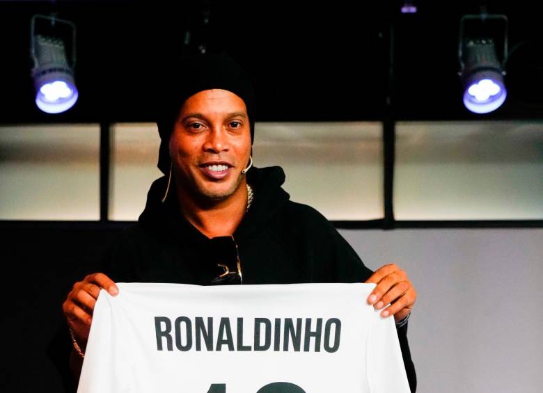 Ronaldinho, exfutbolista brasileño, es el embajador del proyecto. FOTO EFE