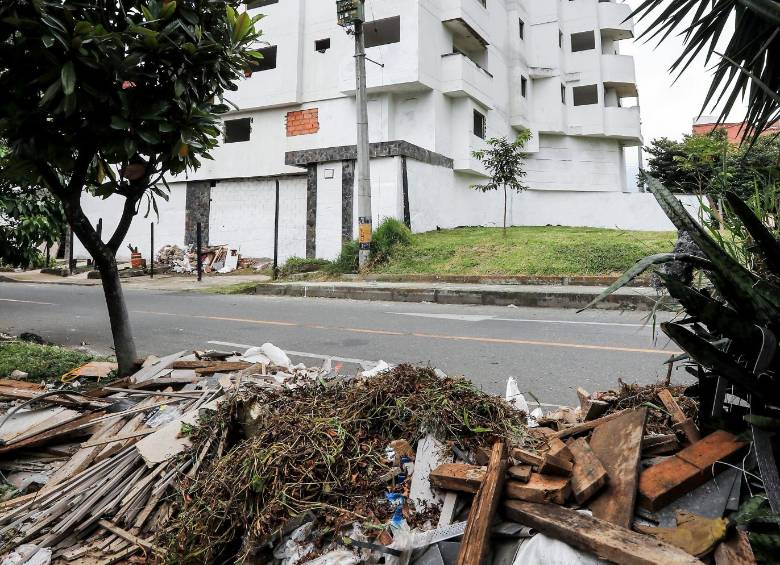 Pese a las mallas, los habitantes de calle no solo dejan basura al interior del edificio, también en sus alrededores. FOTO Jaime pérez.