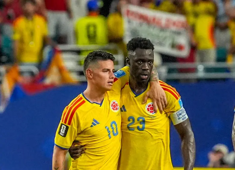 James Rodríguez, junto a una de las grandes figuras que ha tenido la Selección durante este Mundial, Dávinson Sánchez. FOTO juan antonio sánchez