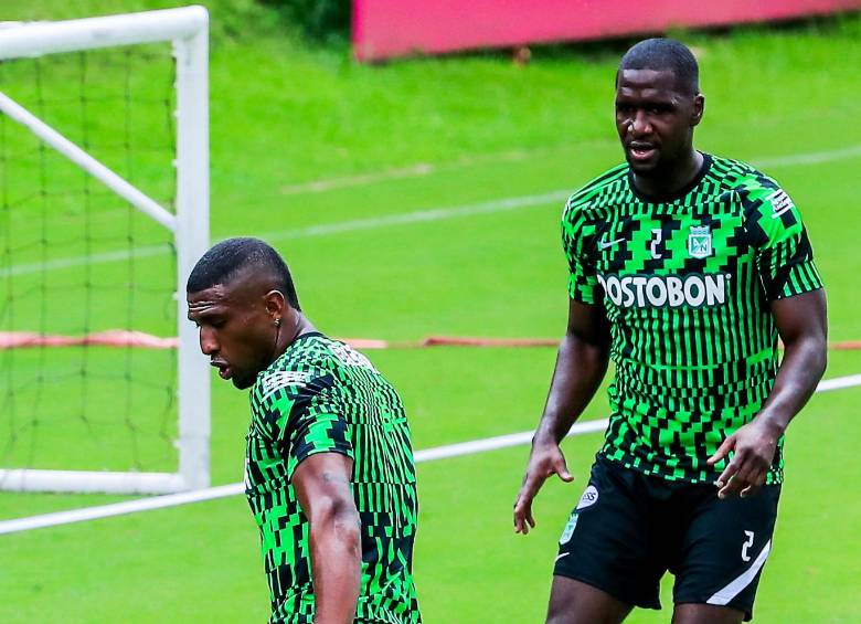 Sergio Mosquera y Cristian Zapata, dos hombres que le dan solidez a Nacional en defensa y posiblemente estén ante Pereira. FOTO jaime pérez