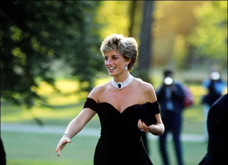 Diana luciendo el diseño de Christina Stambolian en la Serpentine Gallery de Londres, 1994. FOTO: Princess Diana Archive, Vogue.
