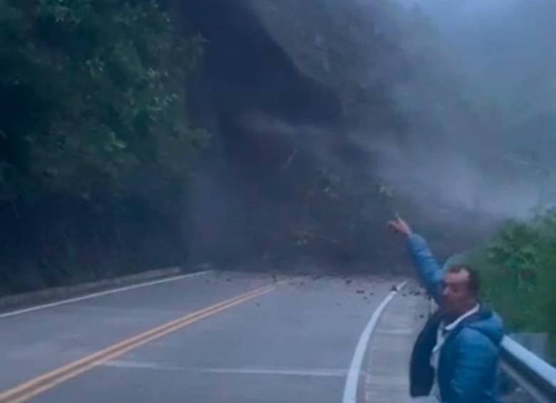 Por las lluvias que caían en la zona, una montaña cedió y tapó toda la vía. FOTO: Captura de video