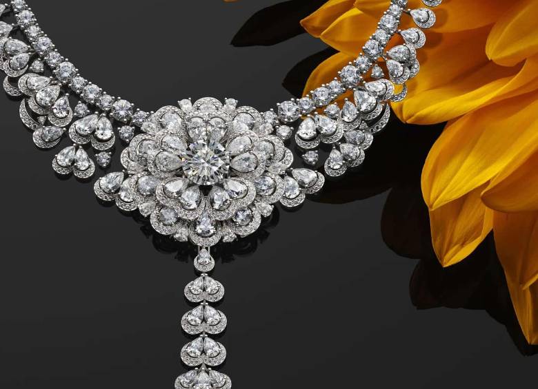Georgina Rodríguez lució durante su boda joyas de la colección Garden of Kalahari de Chopard, cuyo conjunto nació a partir de un excepcional diamante de 342 quilates descubierto en Botswana. FOTO: Chopard. 