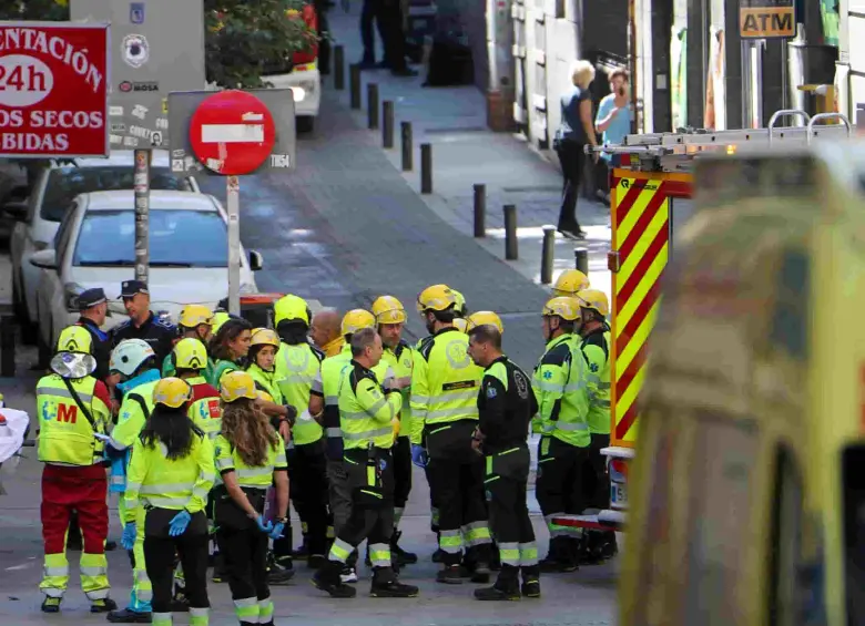 Equipos de emergencia trabajan en la zona donde se derrumbó un edificio en obras en el centro de Madrid, España. FOTO: AFP