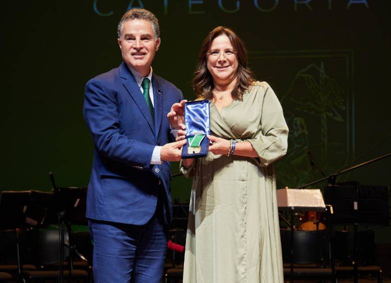 Entrega del galardón por parte del gobernador de Antioquia Aníbal Gaviria a la organización Santa Lucía