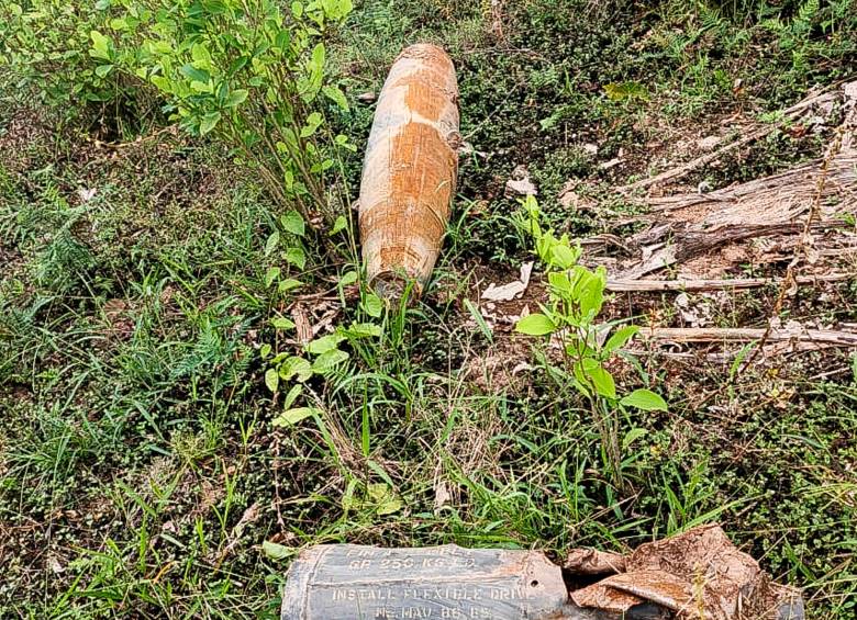 Esta fue la bomba sin explotar que los lugareños encontraron en el corregimiento Jardín de Sucumbíos, de Ipiales, Nariño. FOTO: AFP