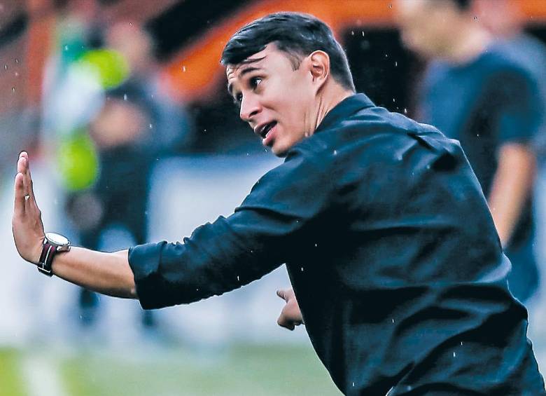 El entrenador bogotano Jhon Bodmer está al frente del cuadro verde desde el cuadro verde. FOTO: CAMILO SUÁREZ