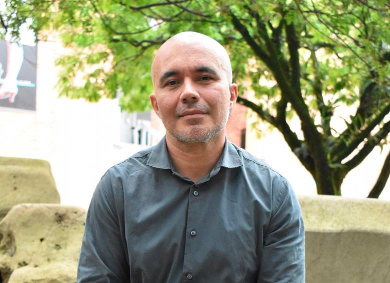 Giraldo es profesor universitario. Vive en el campo y el libro lo escribió en la época de la pandemia. Foto: Cortesía.