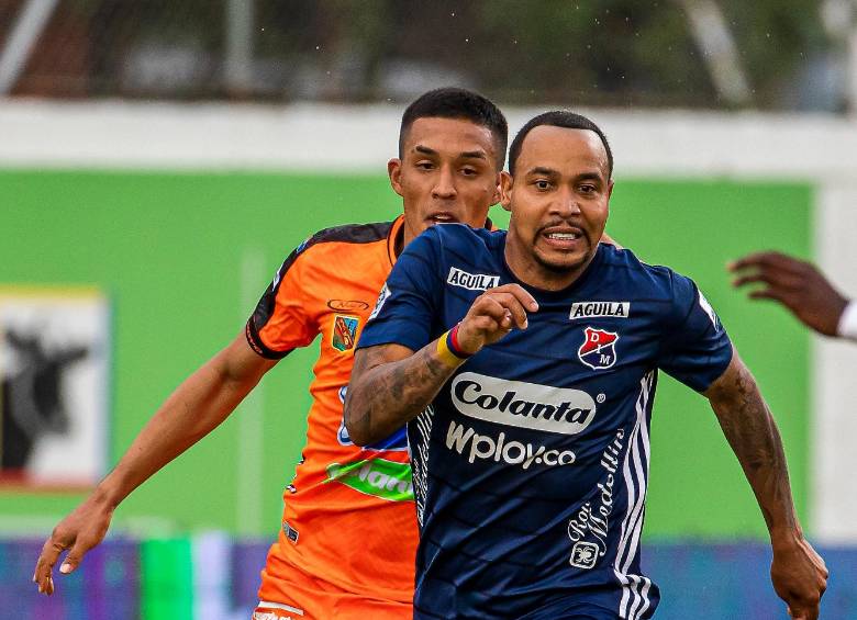 Felipe Pardo tuvo un cruce de palabras con los hinchas del DIM. FOTO: CARLOS VELÁSQUEZ