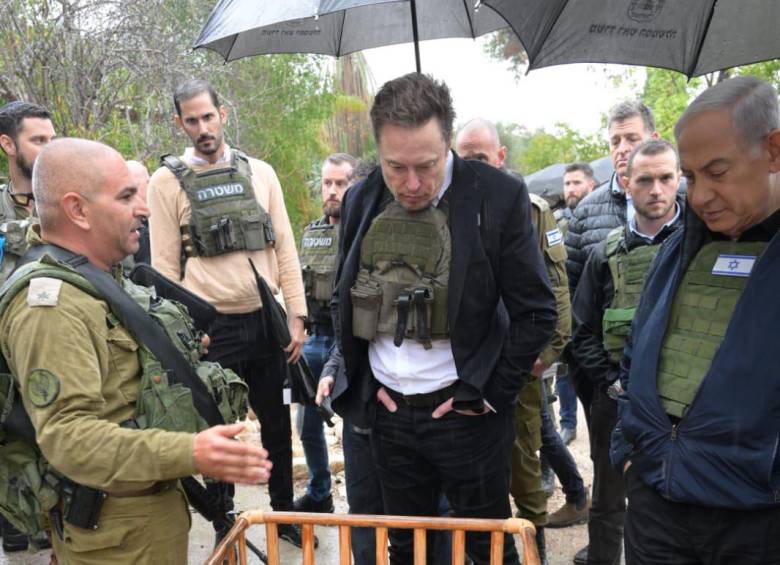 Musk y Netanyahu visitaron el kibutz de Kfar Aza, que fue atacado por Hamás el pasado 7 de octubre. Ambos llevaban chalecos antibalas. FOTO: Tomada de X @netanyahu