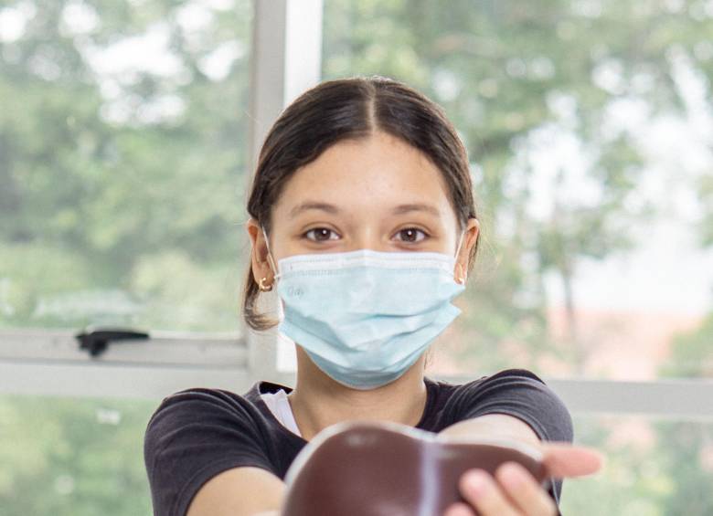 El tumor de María Isabel comprometía el 80% de su hígado y estructuras vitales; hoy, tres meses después de la cirugía, ya retomó sus estudios y sueña con volver al voleibol. FOTO: Cortesía.