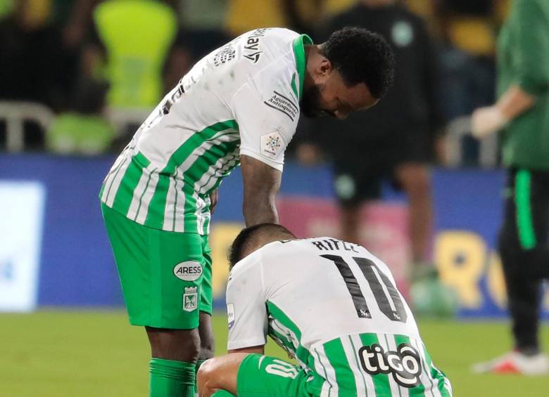 Dorlan Pabón y Andrés Andrade, lamentándose del empate ante Millonarios, el martes en el Atanasio. FOTO carlos velásquez