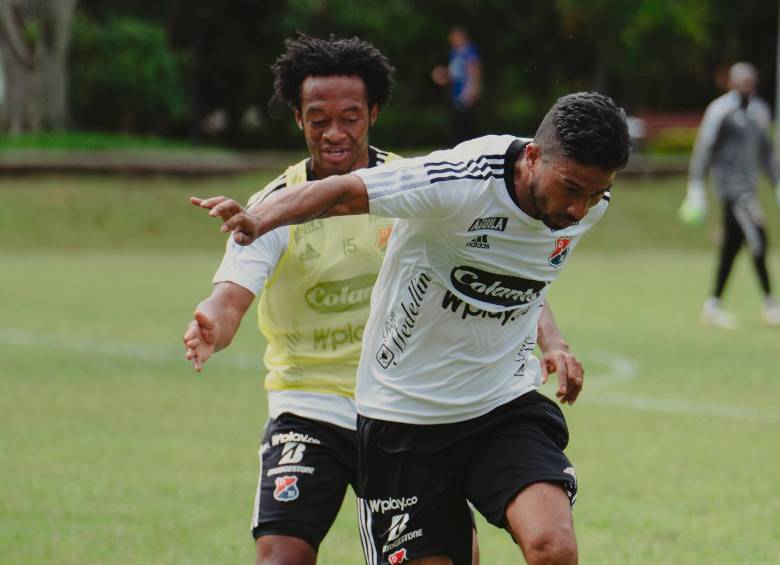 El mediocampista Christian Marrugo disputa un balón con Juan Guillermo Cuadrado, quien ha hecho parte de la pretemporada con el Equipo del Pueblo. FOTO CORTESÍA DIM. 