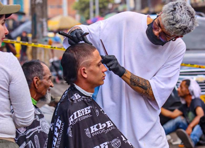 No solo aguapanela y pan se le ofrece a los habitantes de calle. También hay otras jornadas especiales para ellos desde la Fundación. FOTO: Cortesía.